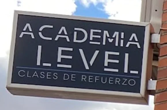 Banderola de Academia Level, clases de refuerzo