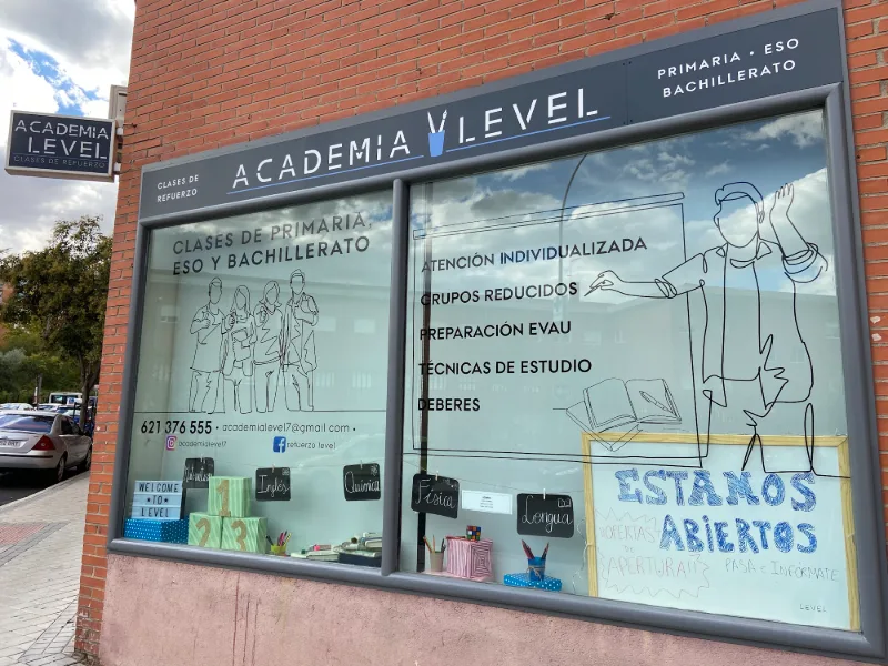 Escaparate de Academia Level en el Pje. de la Avenencia 14